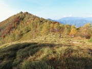 19 Dopo iniziale salita breve discesa con vista verso la cima del Costone